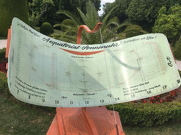 Äquatoriale Sonnenuhr im Schlosspark Schönbrunn mit Analemma-Koordinaten zeigt 16:50