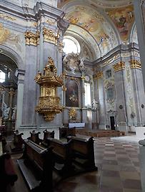 Kanzel und Marienaltar