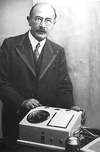 Sigmund Strauß mit einer seiner Erfindungen. Foto, um 1925., © Copyright Bildarchiv der Österreichischen Nationalbibliothek, Wien, für AEIOU.