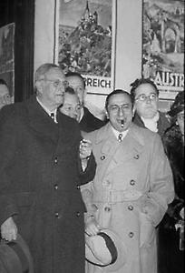 Oscar Straus (links) und der Filmregisseur Ernst Lubitsch (mit Zigarre). Foto., © Copyright Österreichisches Institut für Zeitgeschichte, Wien - Bildarchiv, für AEIOU.