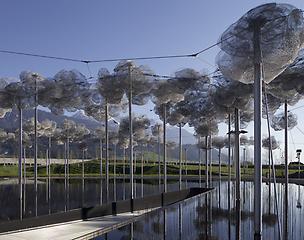 Garten; Kristallwolke; entworfen von Andy Cao und Xavier Perrot; besteht aus rund 800 000 handgesetzten Kristallen von Swarovski; schwebt über dem schwarzen Spiegelwasser
