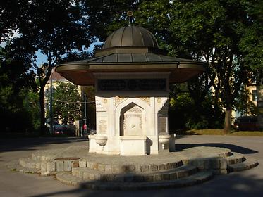 Türkischer Yunus-Emre-Brunnen (Ecke Feistmantelstraße/Dänenstraße, 1991)