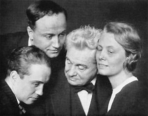 Hugo Thimig mit seinen Kindern Hans, Hermann und Helene (von links). Foto, 1930., © Copyright Christian Brandstätter Verlag, Wien, für AEIOU.