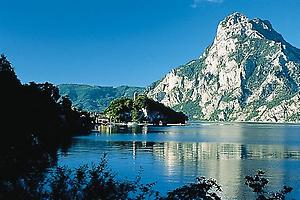 Traunsee mit Traunkirchen und Traunstein im Hintergrund., © Copyright Österreich Werbung, Wiesenhofer, für AEIOU.