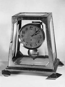 Uhrenerzeugung:Tischuhr von A. Loos, 1900., © Copyright Verlag Christian Brandstätter, Wien, für AEIOU.