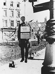 Widerstand: Hinrichtung von K. Biedermann (mit A. Huth und R. Raschke) am 8. April 1945 in Wien-Floridsdorf, Am Spitz., © Presseamt der Niederösterreichischen Landesregierung, Wien (heute Niederösterreichischer Landespressedienst, St. Pölten).