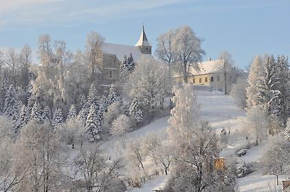 Propsteiberg mit Kirche und Karner