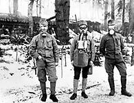 Erster Weltkrieg: Infanteristen mit Gasmasken. Photographie. Um 1916.
