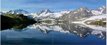 Berge, die im Wasser träumen