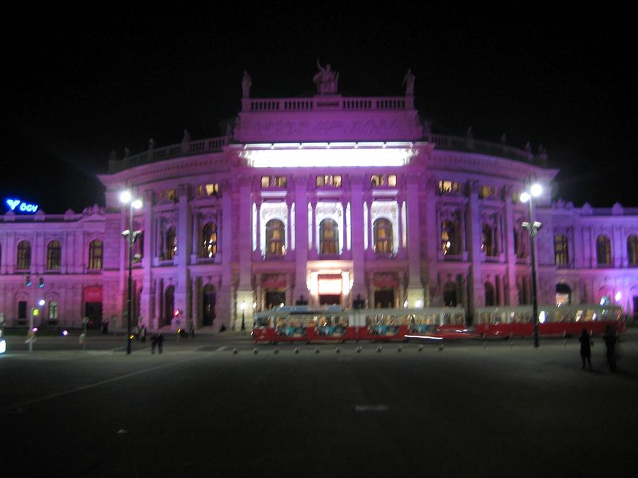 Burgtheater lila beleuchtet