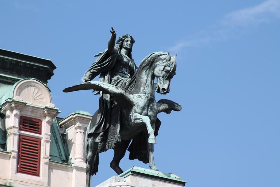 Rechte Pegasusstatue von Ernst Julius Hähnel