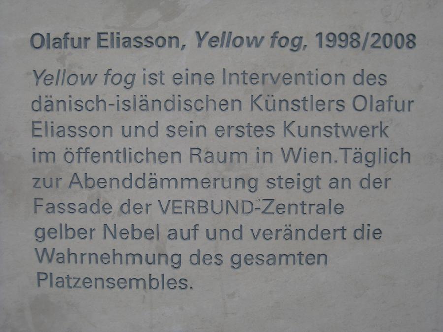 Hinweistafel auf den 'Yellow Fog' von Olafur Eliasson