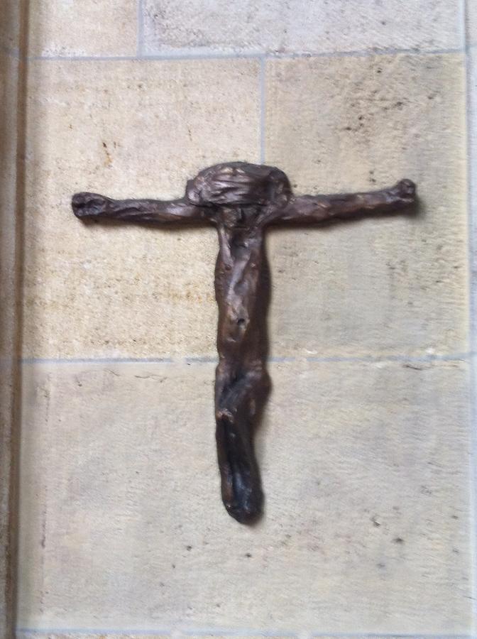Kreuz unterhalb der Maria Restituta-Büste