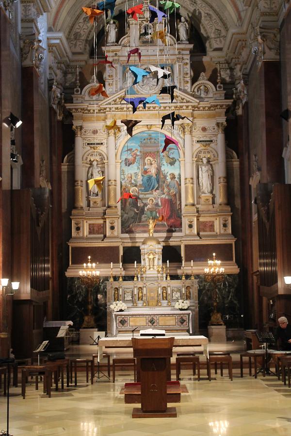 Schottenkirche, Altar