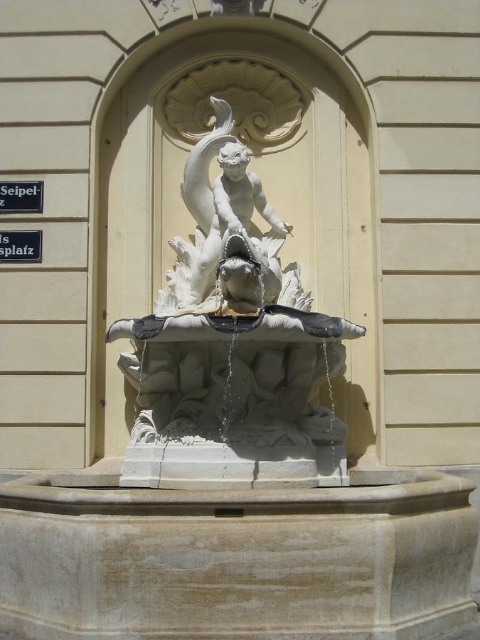 n. Brunnen 'Knabe mit Delfin' von Franz Joseph Lenzbauer 1755
