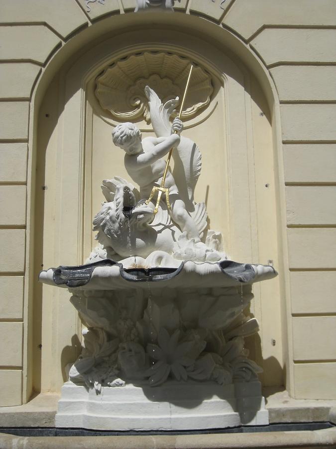 s. Brunnen 'Knabe mit Delfin' von Franz Joseph Lenzbauer 1755