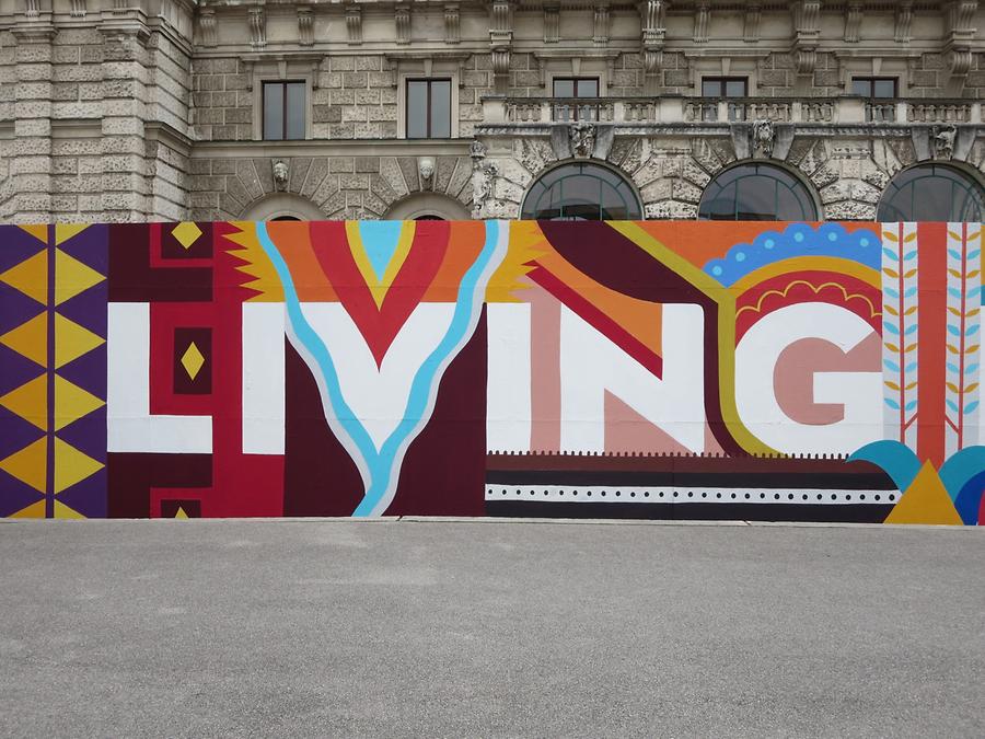 Weltmuseum-Bauzaun Street Art Graffito 'LIVING Life Constructs Your Soul' von Boa Mistura 2017