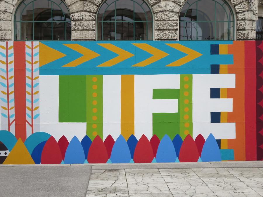 Weltmuseum-Bauzaun Street Art Graffito 'Living LIFE Constructs Your Soul' von Boa Mistura 2017