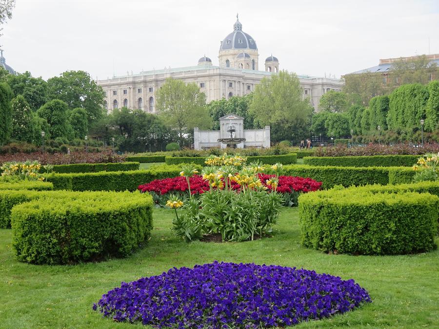 Volksgarten mit Naturhistorischem Museum im Hintergrund