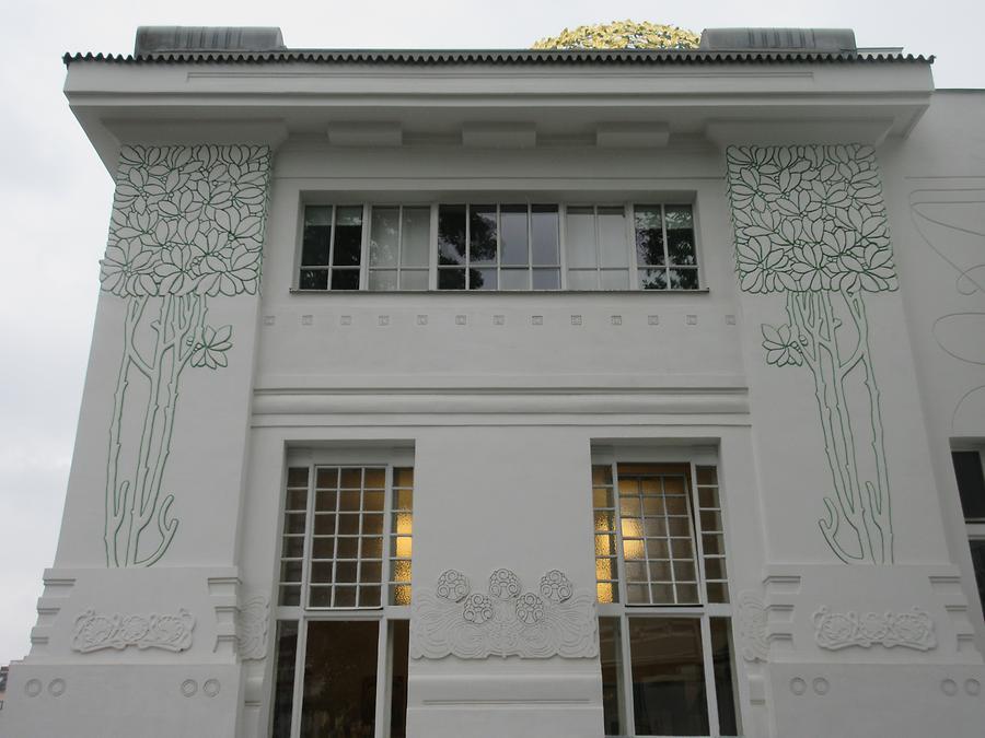 Secession, Seitenfassade mit grünem Pflanzendekor