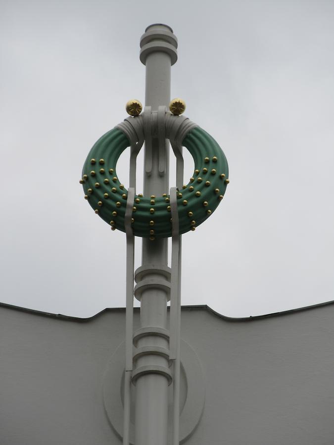 Secession, Fahnenmast mit Kranz