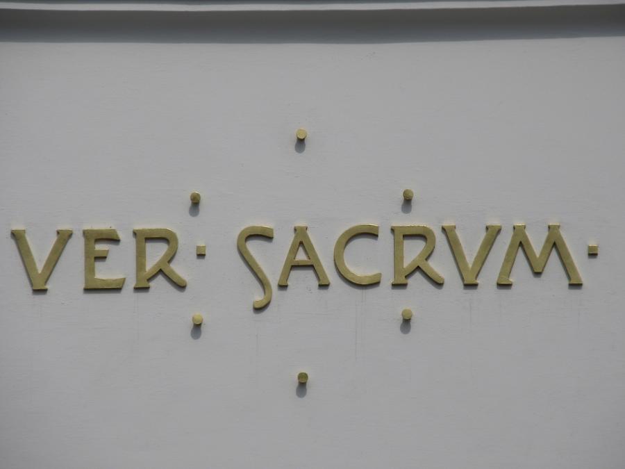 Secession, Profiliertes Wandfeld mit Inschrift 'Ver Sacrum'