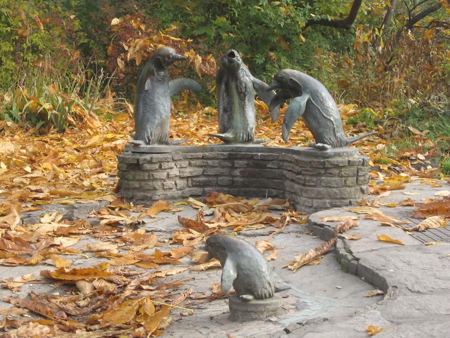 Vogeltränkebrunnen mit Pinguin-Bronzeplastiken von Mario Petrucci 1953