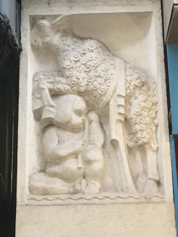 Steinrelief Putto mit Schaf