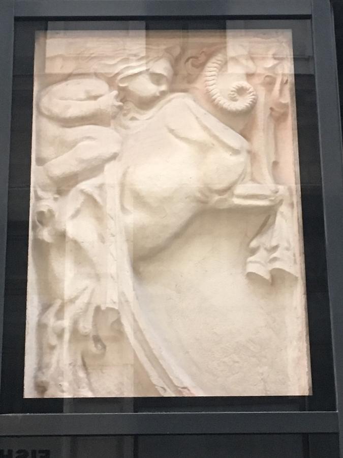 Steinrelief Putto mit Widder