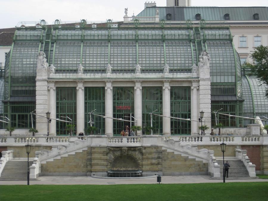 Muschelbrunnen vor Palmenhaus