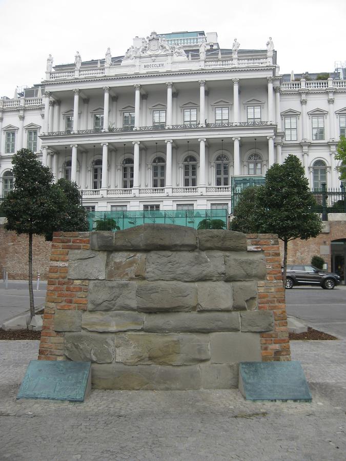 Stadtmauer-Reste vor Palais Coburg