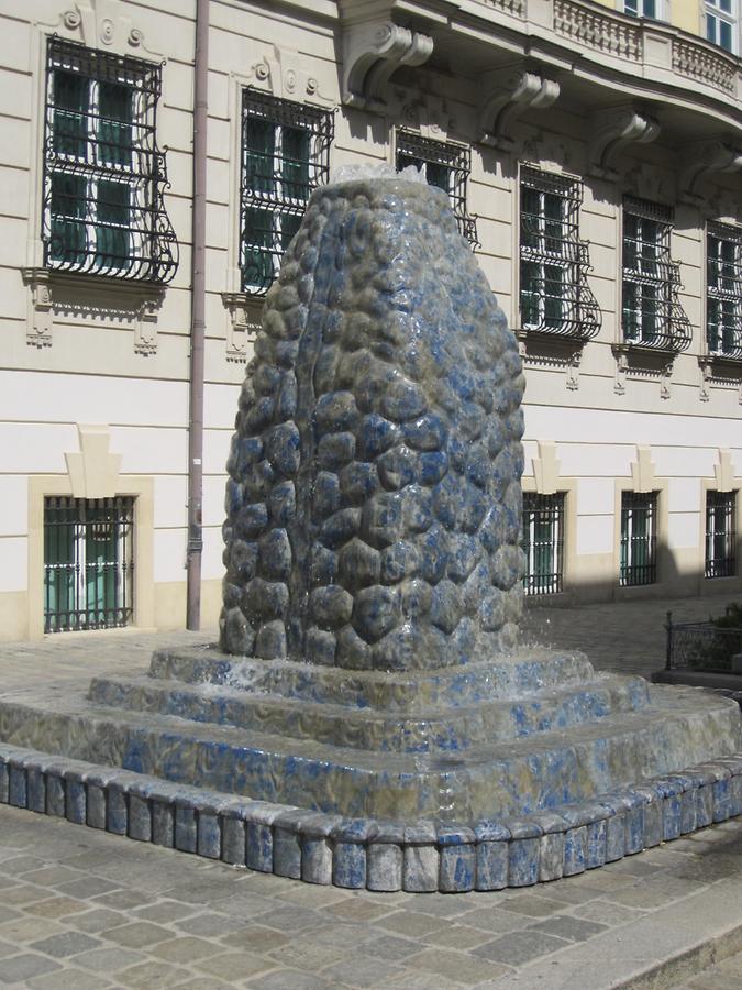 Wasserwellen-Lebens-Brunnen bzw. Lapislazuli-Brunnen von Hans Muhr