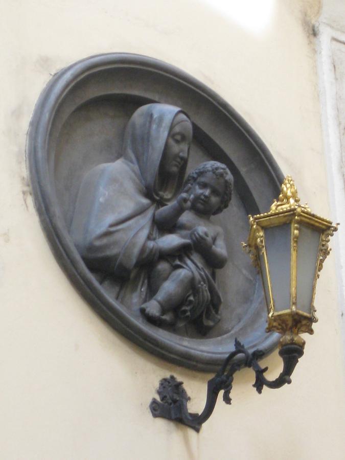 Plastisches Wandmedaillon 'Gottesmutter mit Jesuskind'