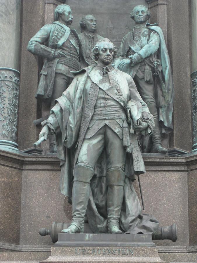 Joseph Wenzel Fürst Liechtenstein-Standbild mit 3 Militärs oberhalb