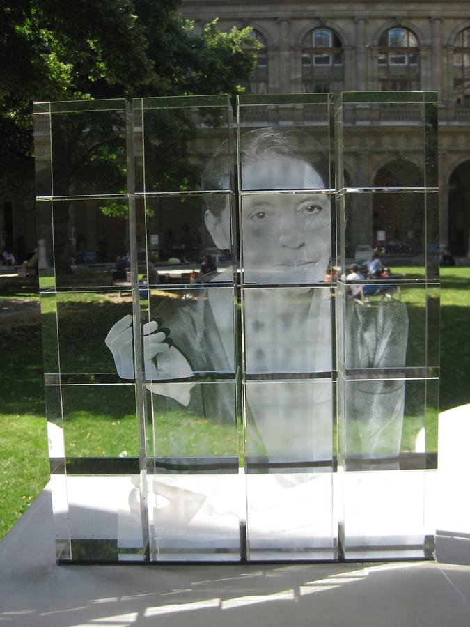 Arkadenhof Lise Meitner Denkmal von Thomas Baumann 2016