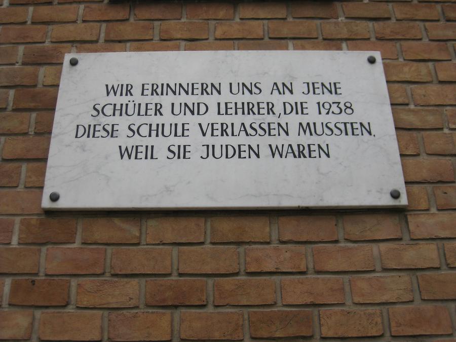 Erinnerungstafel an den Ausschluß von Schülern und Lehrern 1938