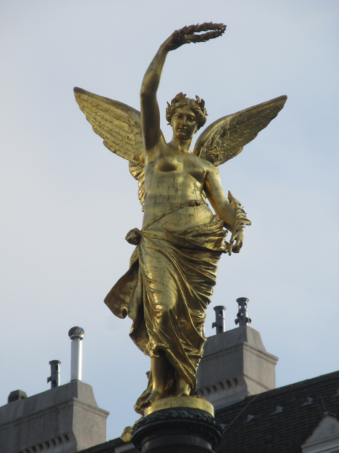 Liebenberg Denkmal, Figur der Siegesgöttin Victoria