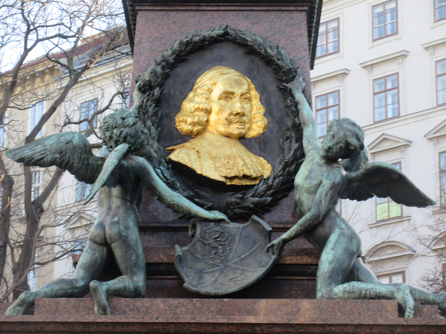 Liebenberg Denkmal, Bronze-Putten halten ein vergoldetes Porträtmedaillon Liebenbergs