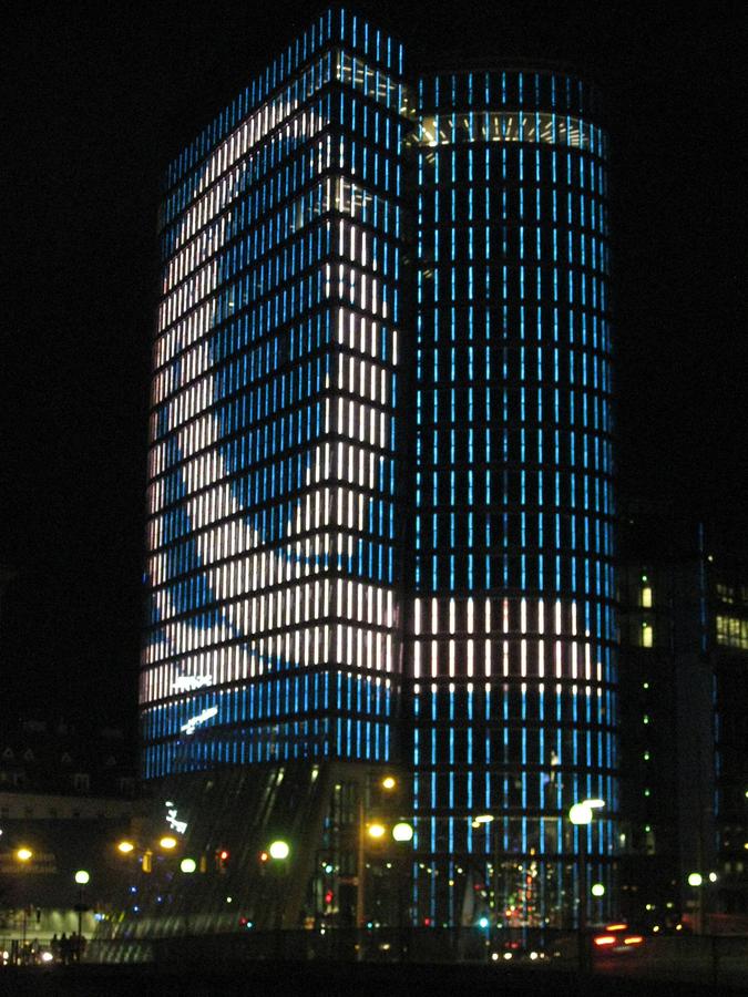 Uniqa-Tower bei Nacht