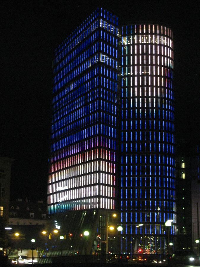 Uniqa-Tower bei Nacht