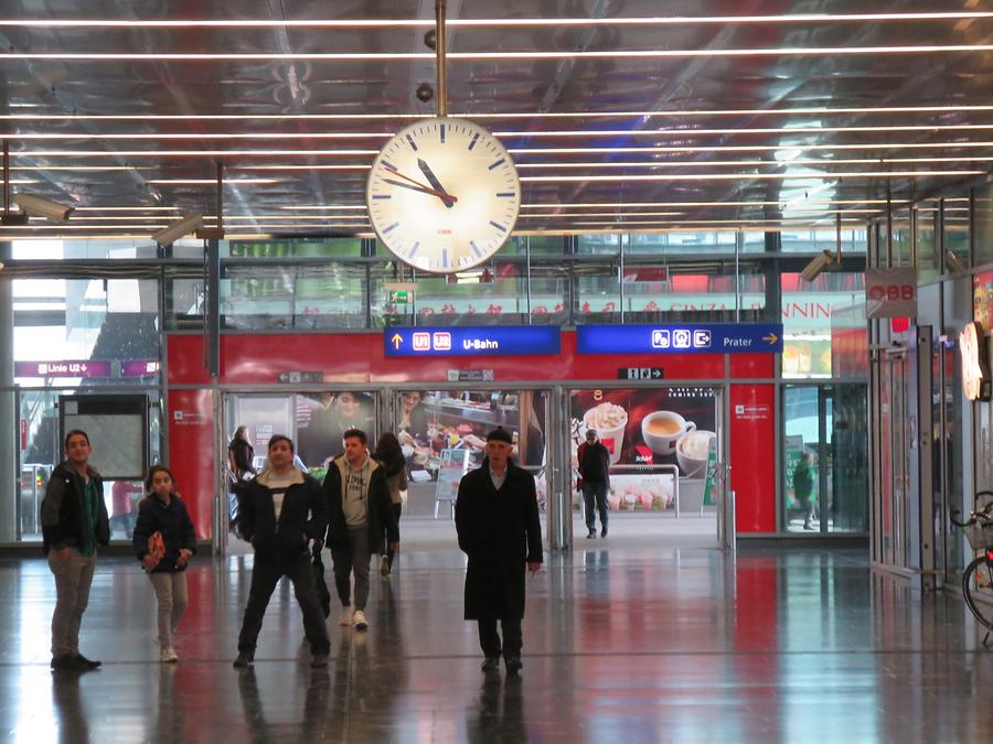 Bahnhofshalle mit Uhr