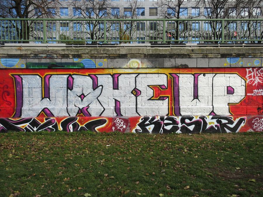 Graffito 'Wake Up'