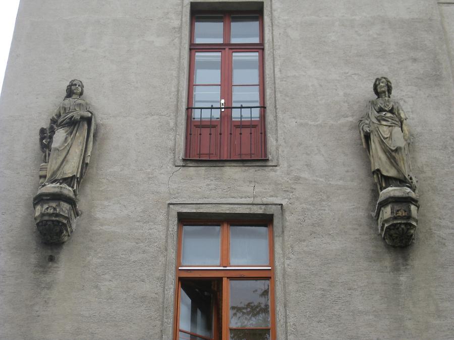 Wandstatuen