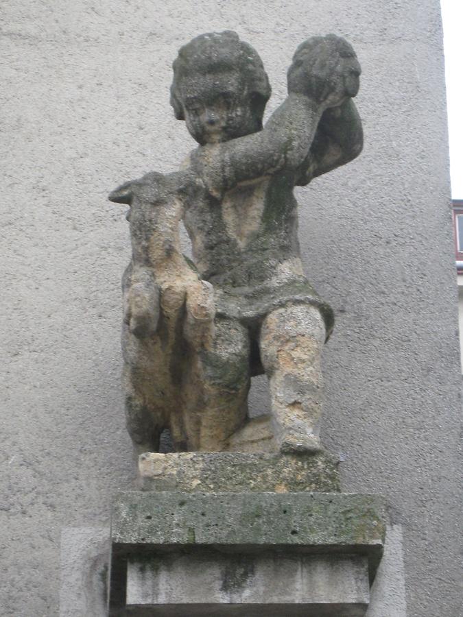 Putto mit Ziege