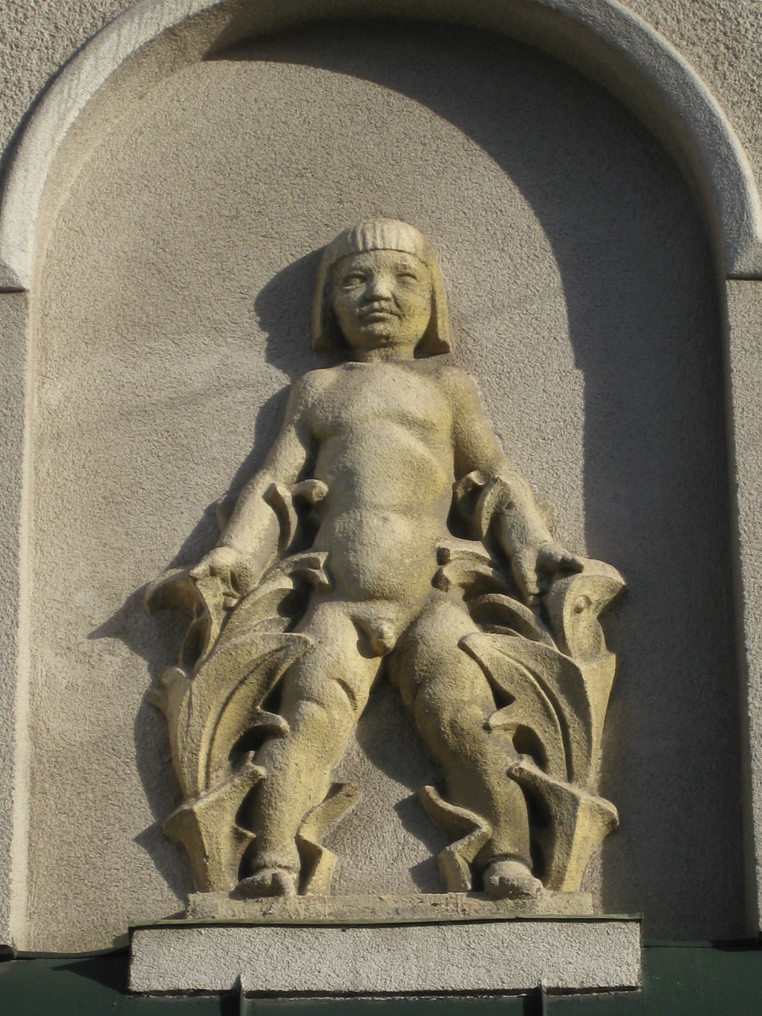 Wandskulptur 'Nackter Knabe' (links) von Josef Franz Riedl 1923 2