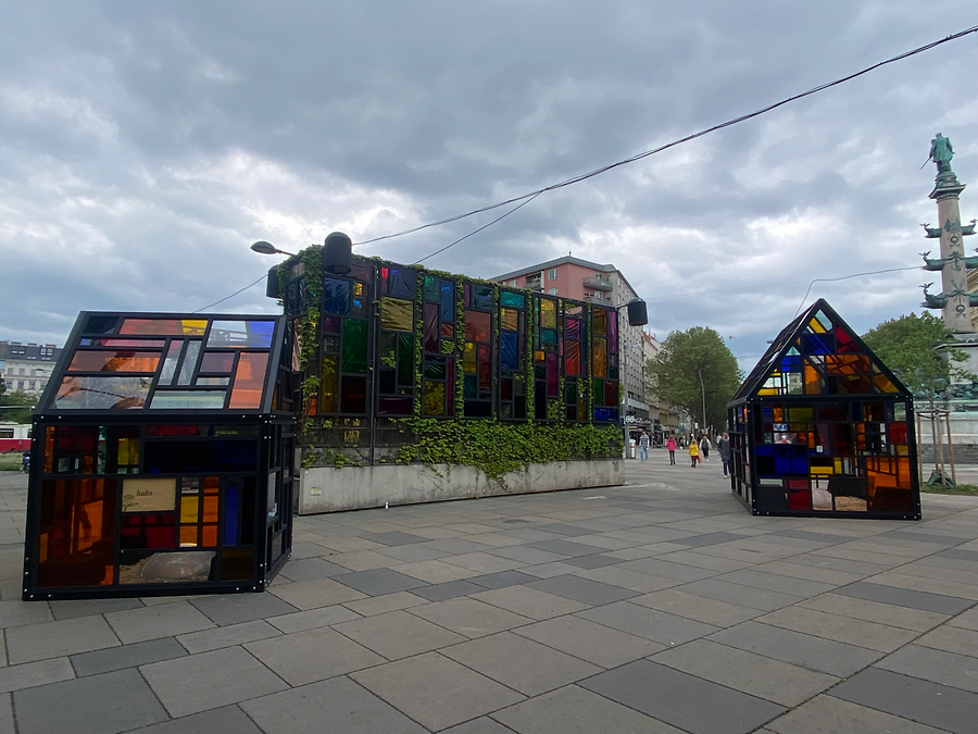 Kunstinstallation - Leuchtende bunte Häuser