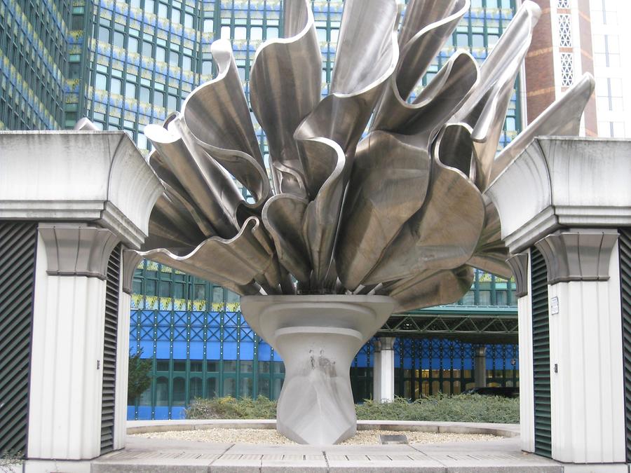 Stahlskulptur 'Wehende Fahnen' von Gero Schwanberg 1985