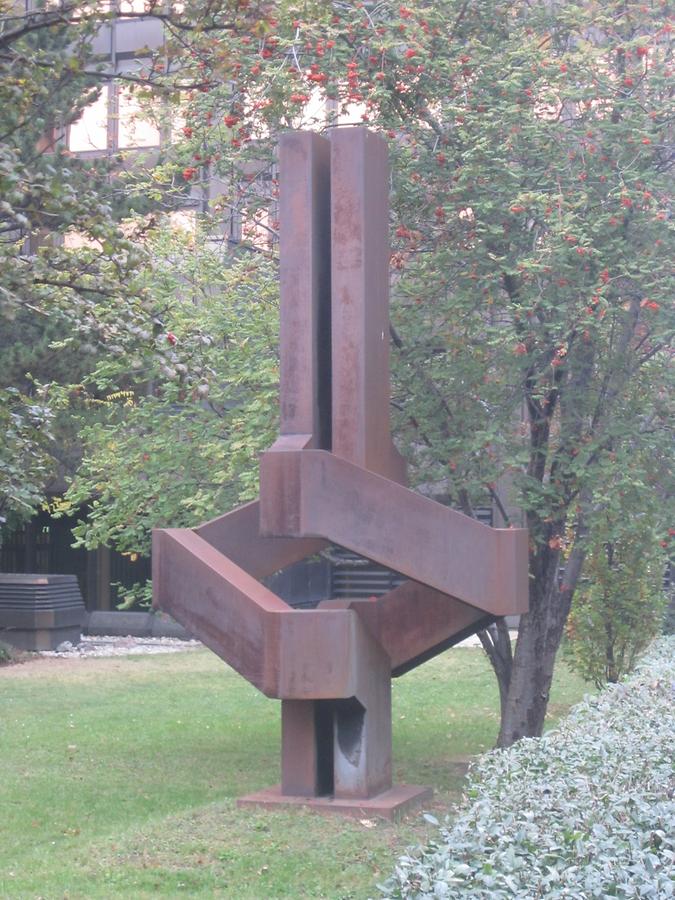 Skulptur im Vorgarten des Hauptverbandes der Sozialversicherungsträger von Karl Kaltenbacher