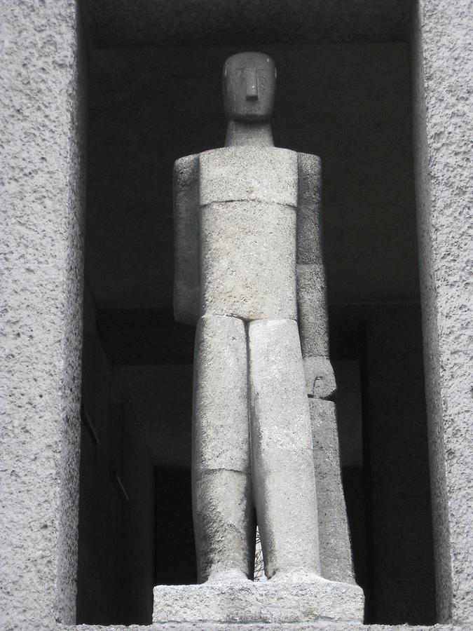 Steinplastik 'Männliche Figur' von Rudolf Beran 1953