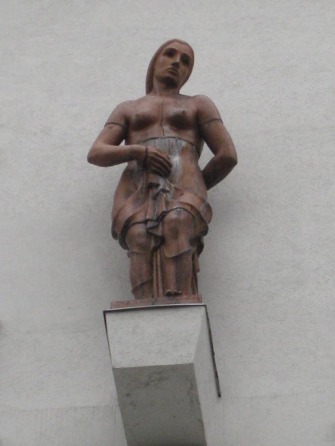 Weibliche Bronzeskulptur von Wilhelm Frass